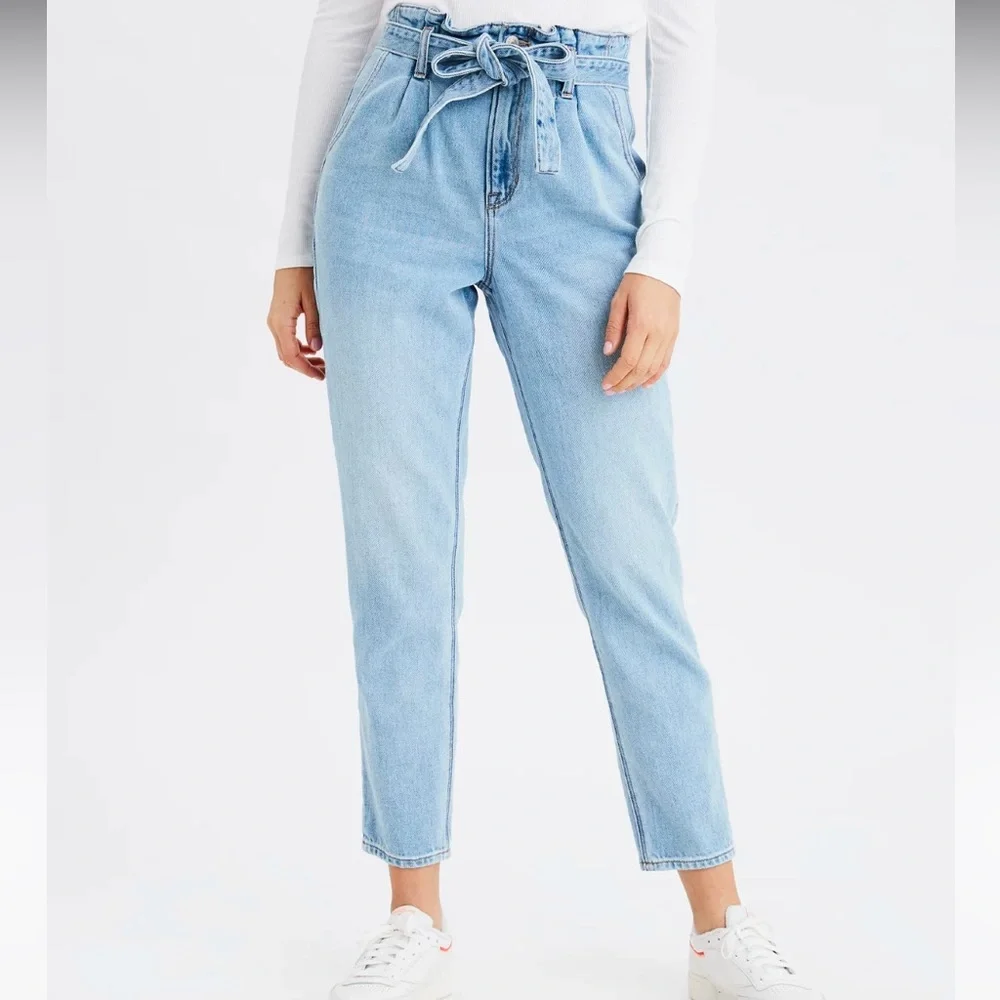 American Eagle Highest Waist Mom Jean in blue Heaven Size 4